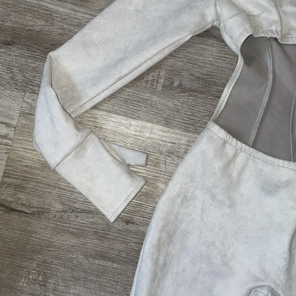 So real light grey suede jumpsuit cut out long sleeves size medium NWT - Picture 4 of 15